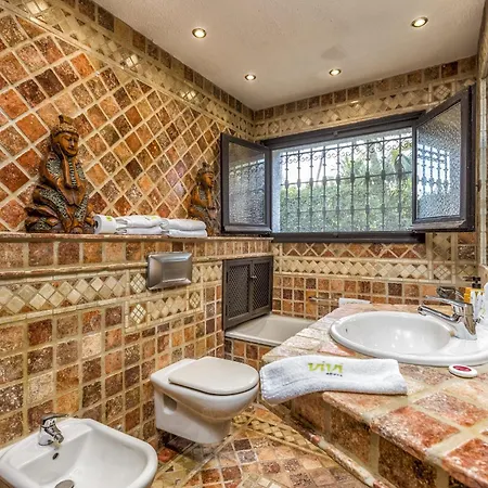 Villa Vivi Homes - Bella - Private Pool - Garden *