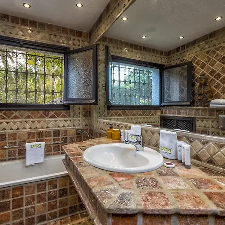 Villa Vivi Homes - Bella - Private Pool - Garden